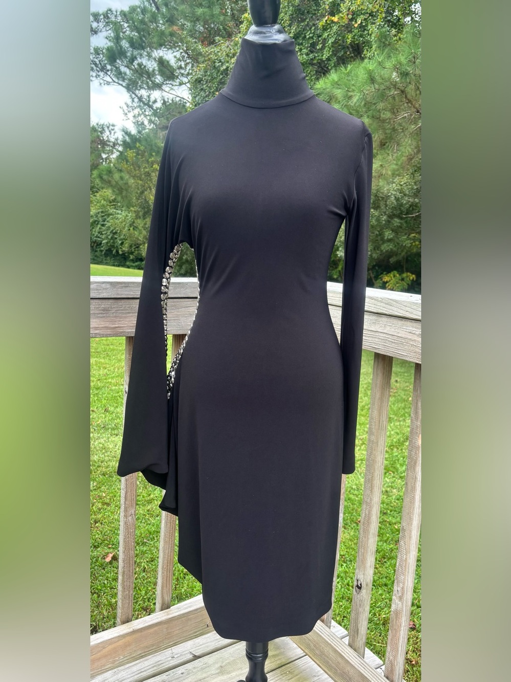 Elegant Black Long-Sleeve Evening Dress with Crystal Cutout
